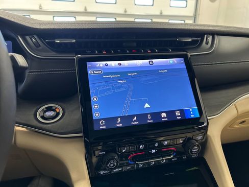 Used 2024 Jeep Grand Cherokee Limited w/ Luxury Tech Group II image 25