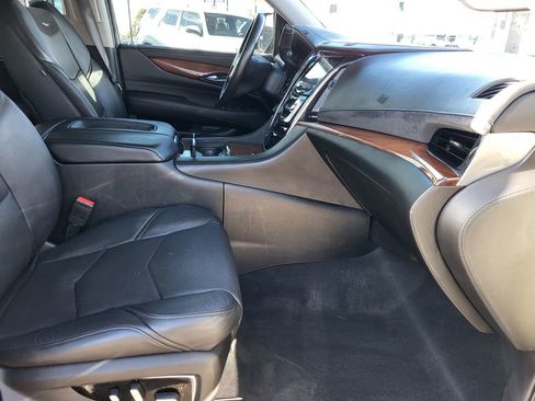 Used 2016 Cadillac Escalade Luxury AWD/4WD image 21