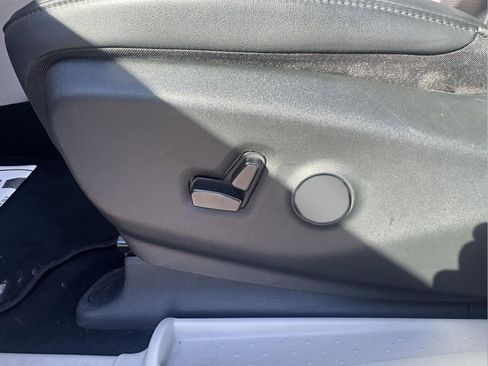 Used 2024 Chrysler Pacifica Touring-L image 9