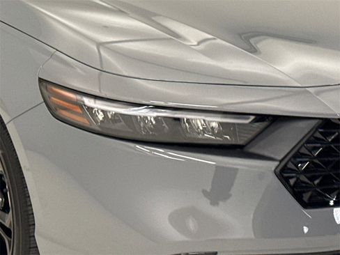 Certified 2025 Honda Accord SE image 5