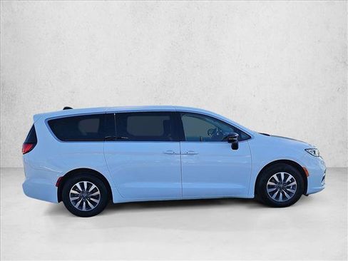 Used 2024 Chrysler Pacifica Limited FWD image 4