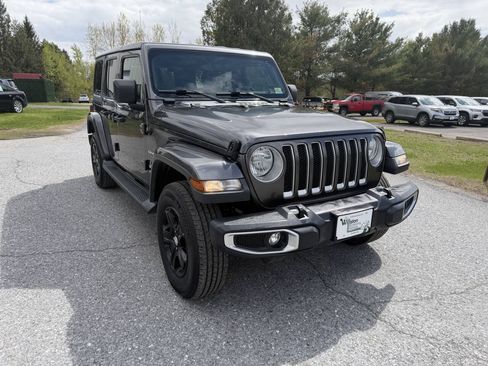 Used 2018 Jeep Wrangler Unlimited Sahara AWD/4WD image 7