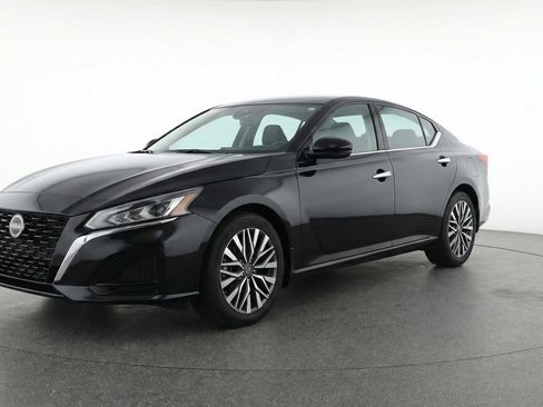 Used 2025 Nissan Altima 2.5 SV FWD image 3