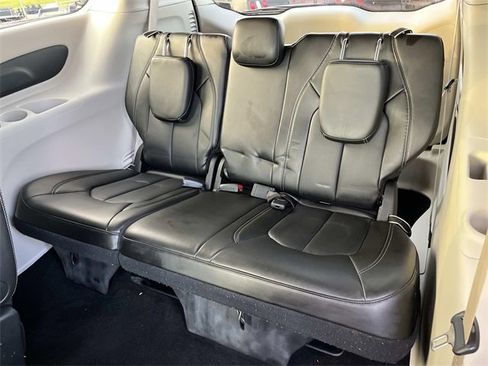 Used 2024 Chrysler Pacifica Touring-L image 23