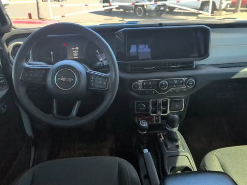 Used 2024 Jeep Wrangler Unlimited image 11