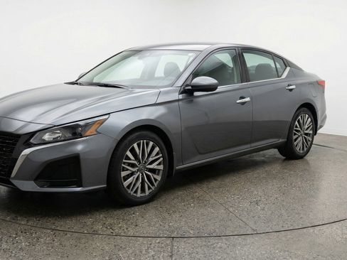 Used 2025 Nissan Altima 2.5 SV FWD image 3
