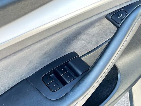 Used 2025 Tesla Model Y Long Range AWD/4WD image 18