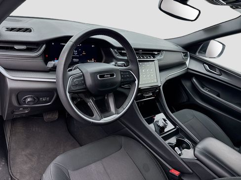 Used 2024 Jeep Grand Cherokee Laredo X RWD image 7