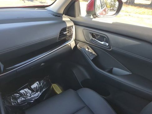 Certified 2025 Nissan Rogue SL w/ Tech Package FWD image 17