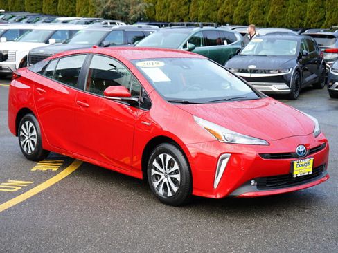 Used 2019 Toyota Prius XLE image 3