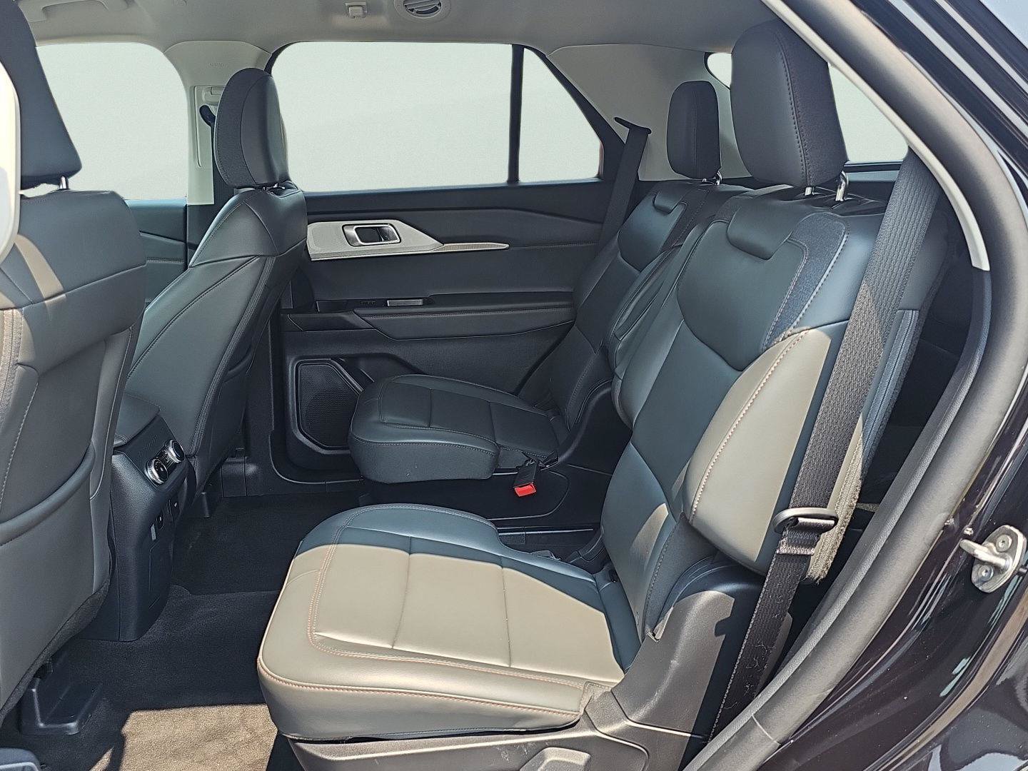 Used 2026 Ford Explorer Active RWD image 23