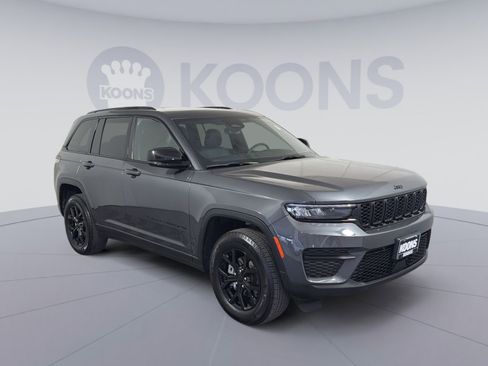 Used 2025 Jeep Grand Cherokee Altitude image 10