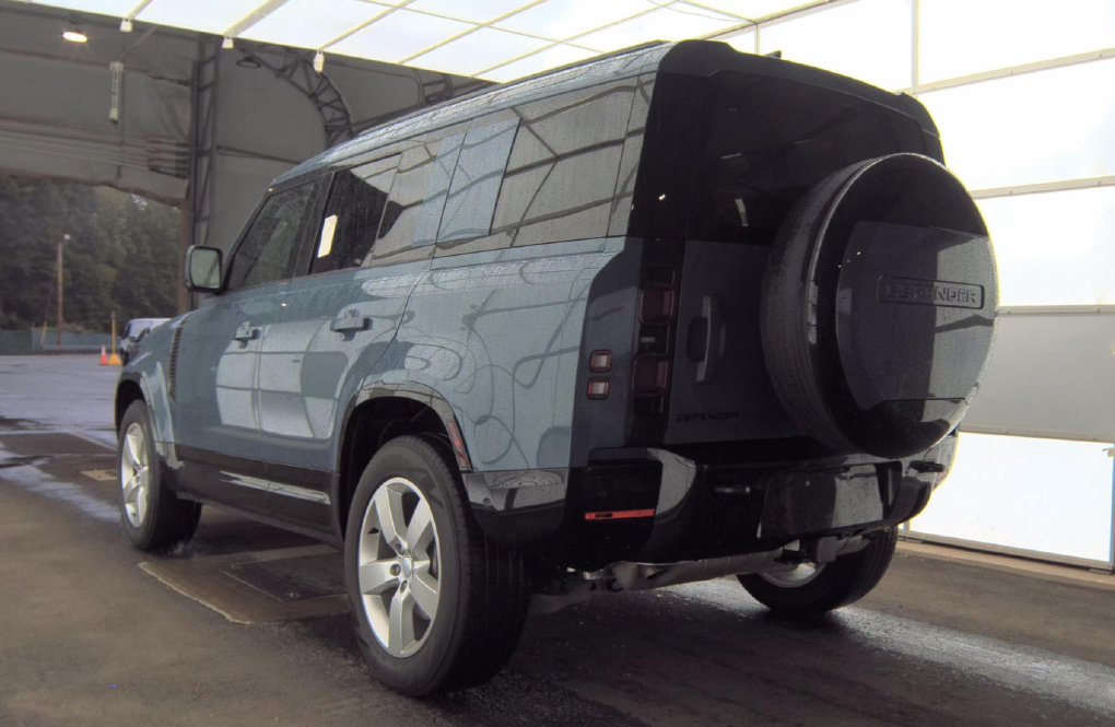 Used 2025 Land Rover Defender 110 X-Dynamic SE AWD/4WD image 4