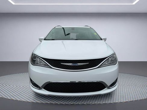 Used 2017 Chrysler Pacifica Touring-L FWD image 12