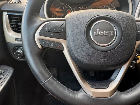 Used 2016 Jeep Cherokee Latitude w/ Cold Weather Group AWD/4WD image 19