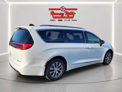 Used 2025 Chrysler Pacifica Pinnacle image 5
