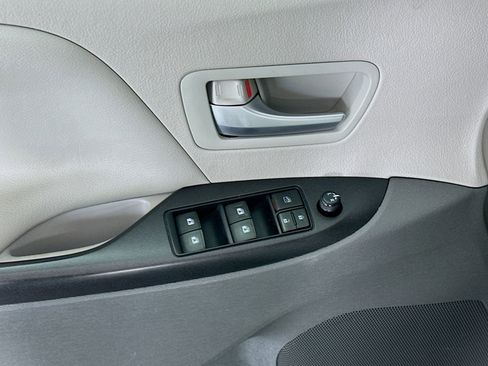 Used 2016 Toyota Sienna LE image 15