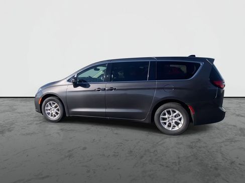 Used 2023 Chrysler Pacifica Touring-L FWD image 5