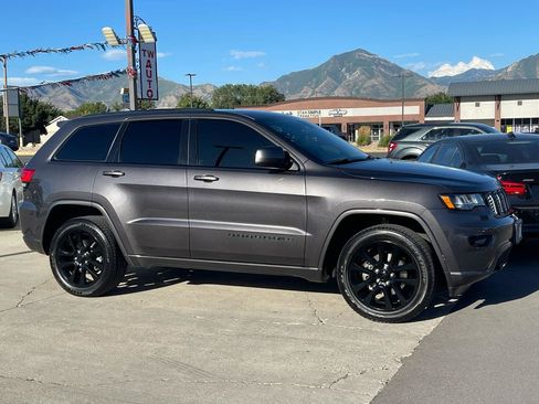Used 2019 Jeep Grand Cherokee Altitude AWD/4WD image 4