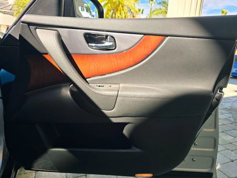 Used 2011 INFINITI FX50 AWD w/ Sport Pkg image 69