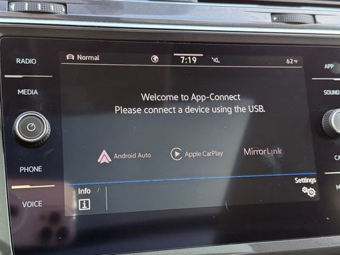 Used 2021 Volkswagen Tiguan SE w/ Panoramic Sunroof Package image 10