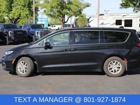 Used 2023 Chrysler Pacifica Touring-L image 3