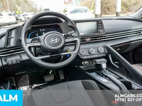 Used 2025 Hyundai Elantra SE image 27