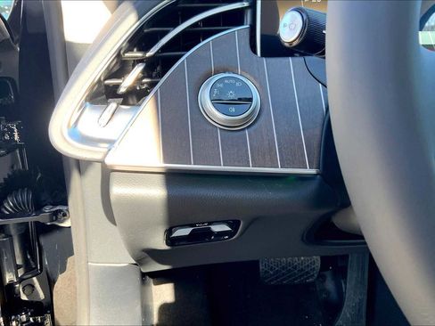 Used 2025 Mercedes-Benz E 350 Sedan image 12