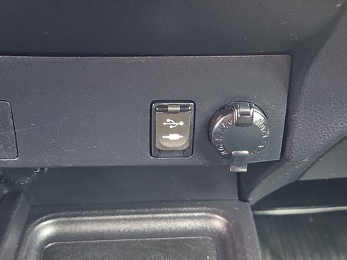 Used 2017 Toyota RAV4 LE image 9