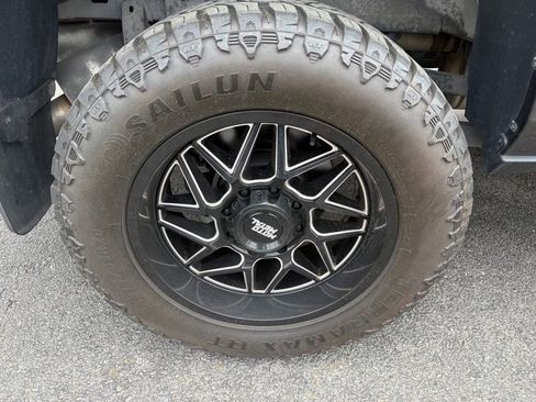 Used 2024 RAM 2500 Tradesman w/ Chrome Appearance Group AWD/4WD image 13