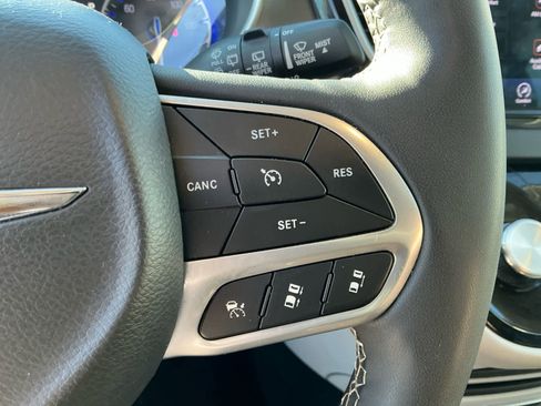 Used 2024 Chrysler Pacifica Touring-L image 20