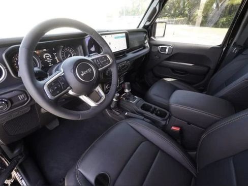 Used 2025 Jeep Wrangler Unlimited Sahara AWD/4WD image 21