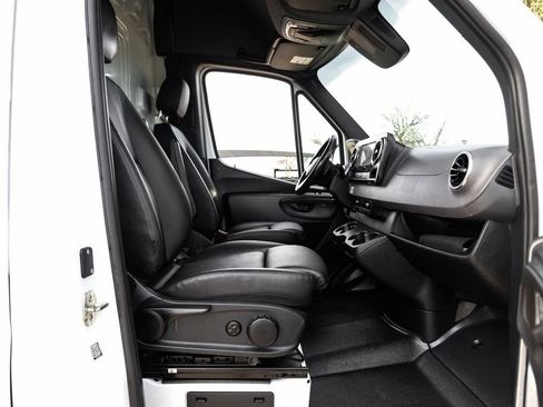 Used 2024 Mercedes-Benz Sprinter 2500 image 31