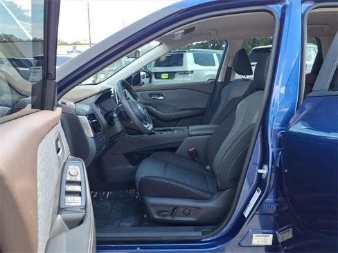Used 2023 Nissan Rogue SV image 12