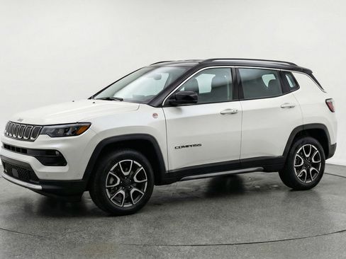 Used 2025 Jeep Compass Trailhawk AWD/4WD image 3