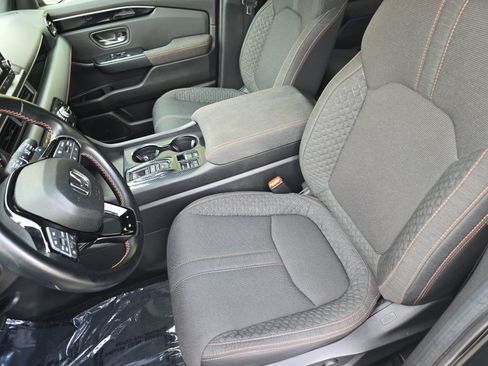 Used 2025 Honda Pilot Sport image 15