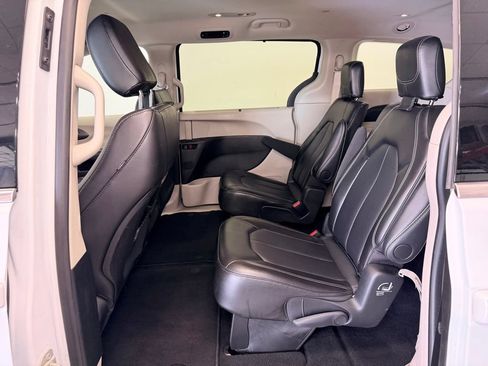 Used 2024 Chrysler Pacifica Touring-L FWD image 5