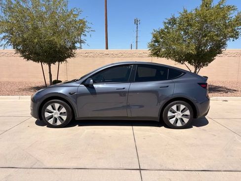 Used 2023 Tesla Model Y 2WD image 10