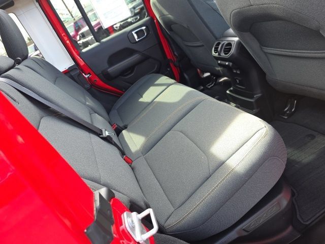 Used 2025 Jeep Wrangler Unlimited Sahara w/ Safety Group AWD/4WD image 50