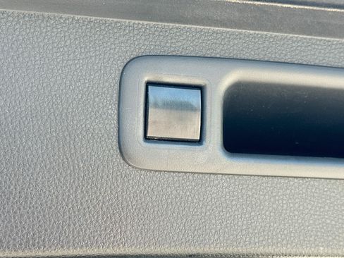 Used 2020 Toyota Highlander XLE AWD/4WD image 32