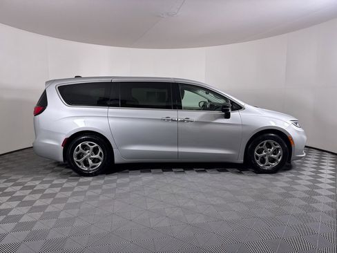 Used 2024 Chrysler Pacifica Limited image 16