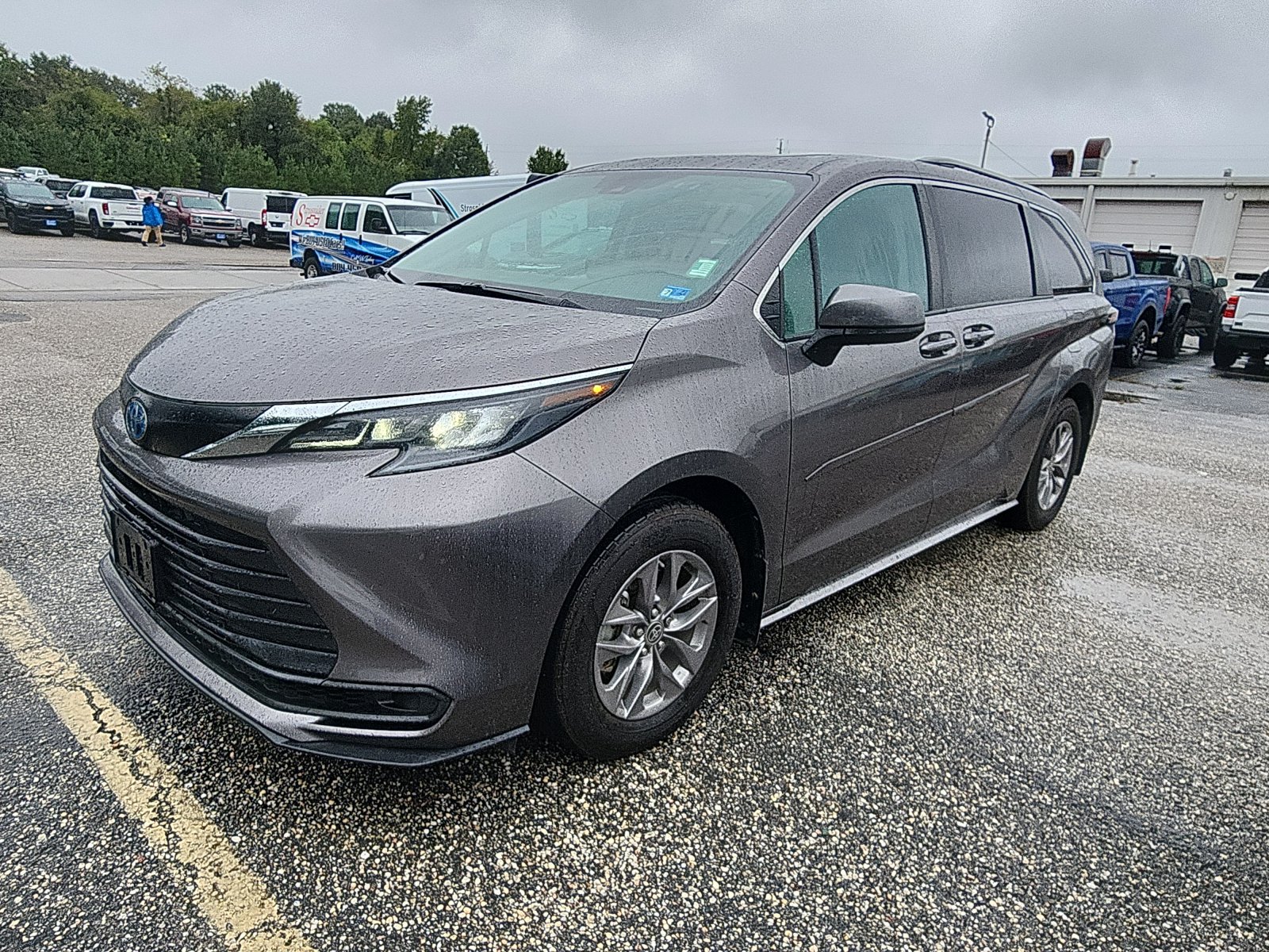 Used 2024 Toyota Sienna LE w/ LE Plus Package FWD image 1