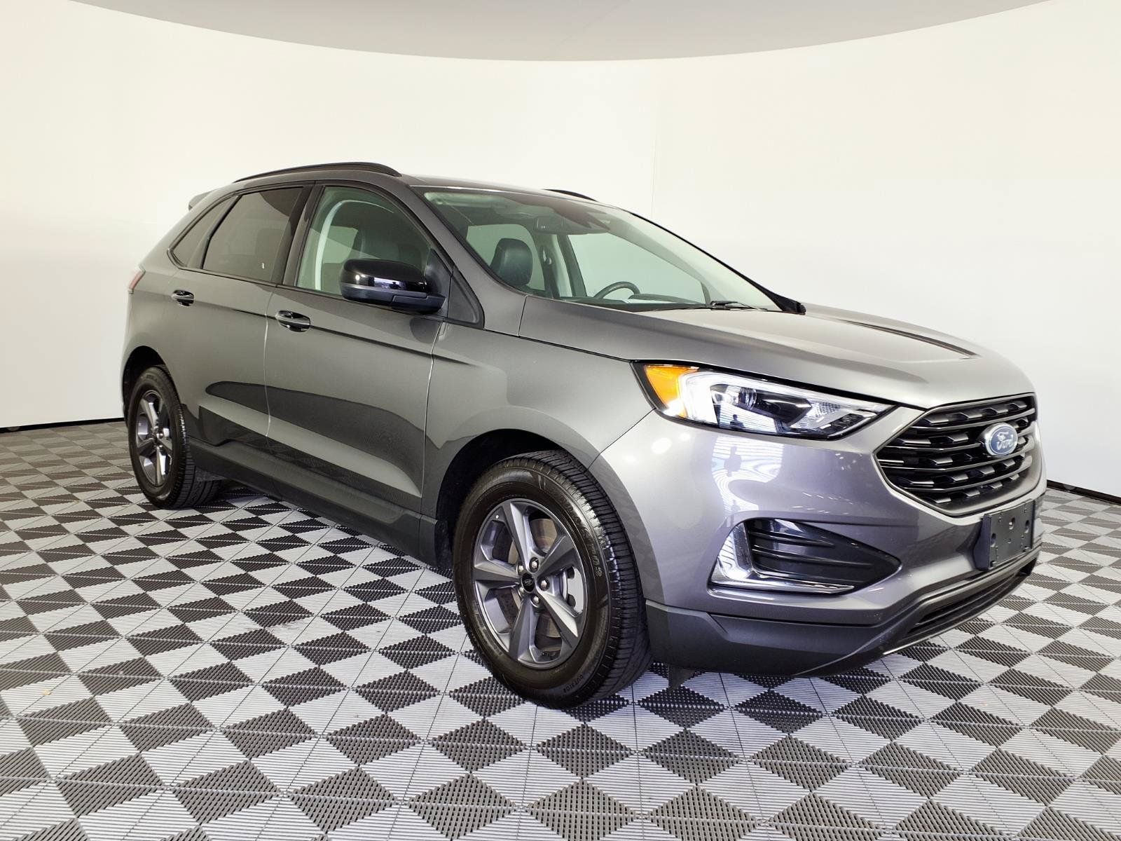 Used 2024 Ford Edge SEL w/ Sport Appearance Package AWD/4WD image 3