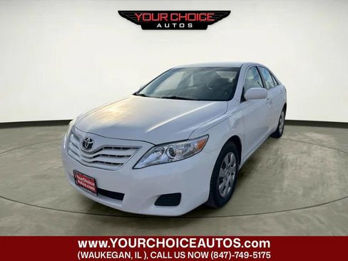 Used 2011 Toyota Camry LE image 1
