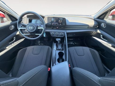 Used 2025 Hyundai Elantra SE FWD image 11