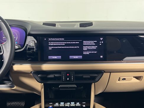 Certified 2025 Porsche Cayenne AWD/4WD image 19