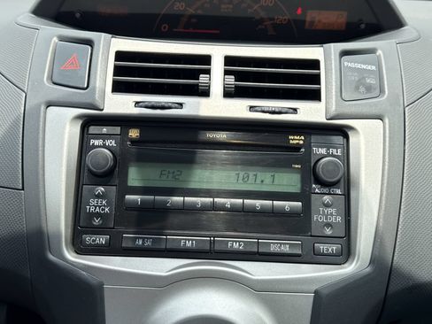 Used 2009 Toyota Yaris 4-Door Hatchback FWD image 17