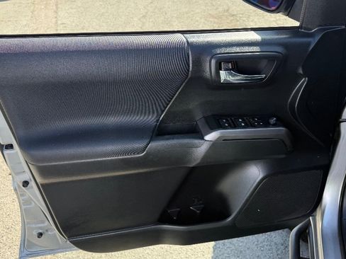 Used 2019 Toyota Tacoma TRD Sport AWD/4WD image 9