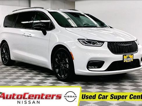 Used 2025 Chrysler Pacifica Limited FWD image 1