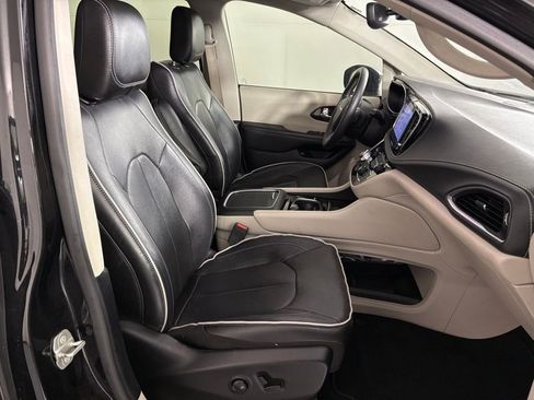 Used 2023 Chrysler Pacifica Limited image 45